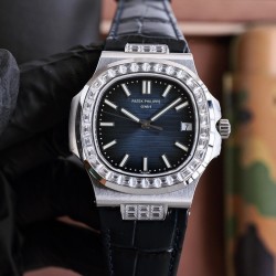 百达翡丽 运动优雅鹦鹉螺！表径40MM，极具奢华的镶施华洛世奇水钻，鹦鹉螺经典的圆润饱满的八角形外形搭配方形水钻更显高贵格调，成就了鹦鹉螺优雅而不失阳刚的经典运动款式。方钻表盘与表壳相呼应，浑然一体，经典的大三针悬于水钻之上，指针转动仿似流水不息、波涛汹涌，把动静之美皆呈现在精巧表盘之上。机芯百达翡丽324机芯，拥有极佳的稳定性，更将手表厚度控制到极致，佩戴更加舒适。