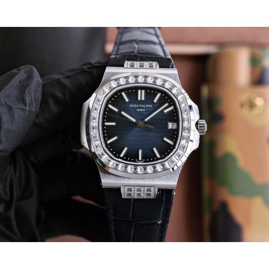 百达翡丽 运动优雅鹦鹉螺!表径40MM,极具奢华的镶施华洛世奇水钻,鹦鹉螺经典的圆润饱满的八角形外形搭配方形水钻更显高贵格调,成就了鹦鹉螺优雅而不失阳刚的经典运动款式。方钻表盘与表壳相呼应,浑然一体,经典的大三针悬于水钻之上,指针转动仿似流水不息、波涛汹涌,把动静之美皆呈现在精巧表盘之上。机芯百达翡丽324机芯,拥有极佳的稳定性,更将手表厚度控制到极致,佩戴更加舒适。 百达翡丽 运动优雅鹦鹉螺!表径40MM,极具奢华的镶施华洛世奇水钻,鹦鹉螺经典的圆润饱满的八角形外形搭配方形水钻更显高贵格调,成就了鹦鹉螺优雅而不失阳刚的经典运动款式。方钻表盘与表壳相呼应,浑然一体,经典的大三针悬于水钻之上,指针转动仿似流水不息、波涛汹涌,把动静之美皆呈现在精巧表盘之上。机芯百达翡丽324机芯,拥有极佳的稳定性,更将手表厚度控制到极致,佩戴更加舒适。
