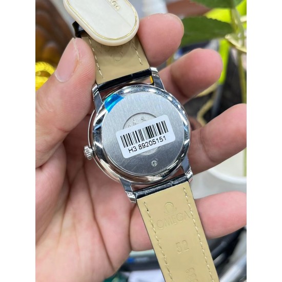 OMEGA 欧米茄 蝶飞系列 优雅纤薄的外表,完美诠释原装优雅商务的经典魅力,尺寸39.5mm。字面刻度和指针全部精磨抛亮,盘中的欧米茄电阻LOGO弧度到位,边沿处倒角自然! OMEGA 欧米茄 蝶飞系列 优雅纤薄的外表,完美诠释原装优雅商务的经典魅力,尺寸39.5mm。字面刻度和指针全部精磨抛亮,盘中的欧米茄电阻LOGO弧度到位,边沿处倒角自然!