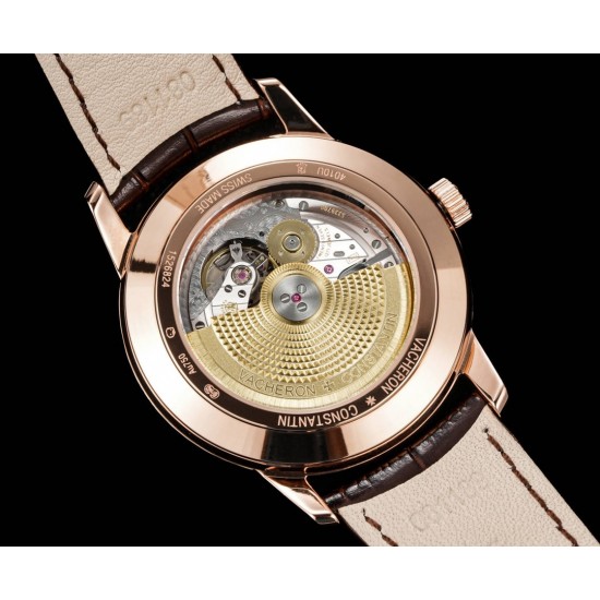 全新升级版Vacheron constantin 经典之美品鉴江诗丹顿传承逆跳日历款腕表 型号4010U/000R-B329。盘面设计独树一帜,功能简单实用。采用自制Cal.2460 R31L/1机芯 直径42.5毫米 。搭配意大利牛皮原装表扣,佩戴更舒适,简敛精致不失优雅,经典传承 永不过时 全新升级版Vacheron constantin 经典之美品鉴江诗丹顿传承逆跳日历款腕表 型号4010U/000R-B329。盘面设计独树一帜,功能简单实用。采用自制Cal.2460 R31L/1机芯 直径42.5毫米 。搭配意大利牛皮原装表扣,佩戴更舒适,简敛精致不失优雅,经典传承 永不过时