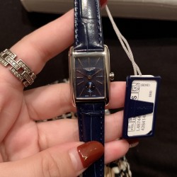 实拍 浪琴-Longines 全新蓝色 戴卓维纳系列 精致两针半女士腕表   高端配置 搭配精准进口石英机芯   拱形双卜蓝宝石玻璃 进口牛皮/316精钢表带  直径30*21mm厚7mm ❤浪琴表自然少不了优雅华丽的女士腕表，黛绰维纳系列腕表，每一枚都充满了浓郁的意式风情，无论是漫步于罗马的街头巷尾,还是享受迷人的海滨时光,黛绰维纳系列都会是最动人的景色。