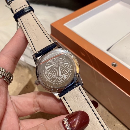 实拍 积家-Jaeger-LeCoultre DAZZLING RENDEZ- VOUS MOON约会系列月相珠宝腕表月之女神,是浪漫与柔美的象征,她掌管着大自然中的潮起潮落和季节更替,是艺术家与诗人们的灵感源泉,在温润莹亮的白色珍珠母贝映衬下,晶莹璀璨的钻石散发出夜空般的静谧之美,表圈镶嵌108颗钻石,组成两个环绕表壳的同心圆。由36颗以爪镶工艺镶嵌的钻石组成的外圈,为光芒闪耀的表圈营造出轻盈美妙的质感,尺寸36mm的精钢表壳搭配进口瑞士石英,采用蓝宝石水晶玻璃。 实拍 积家-Jaeger-LeCoultre DAZZLING RENDEZ- VOUS MOON约会系列月相珠宝腕表月之女神,是浪漫与柔美的象征,她掌管着大自然中的潮起潮落和季节更替,是艺术家与诗人们的灵感源泉,在温润莹亮的白色珍珠母贝映衬下,晶莹璀璨的钻石散发出夜空般的静谧之美,表圈镶嵌108颗钻石,组成两个环绕表壳的同心圆。由36颗以爪镶工艺镶嵌的钻石组成的外圈,为光芒闪耀的表圈营造出轻盈美妙的质感,尺寸36mm的精钢表壳搭配进口瑞士石英,采用蓝宝石水晶玻璃。
