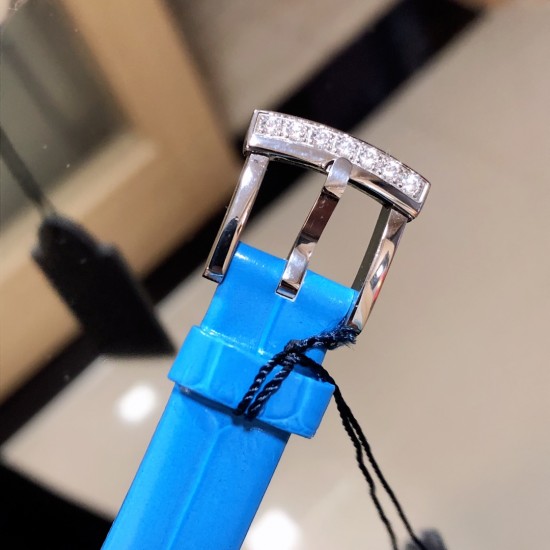 实拍 萧邦新款不断 重点推荐 重磅来袭 LHEUR DU DIAMANT珠宝镶系列,全套精钢镂空打造,光滑精致无暇,采用最新手法三爪镶石工艺,与原装正品一致,尺寸及细节完美至无可挑剔,整表美轮美奂由你任意搭配出行或各种宴会派对,该款专用进口机械机芯,整机保持原状态无改动,稳定性众所周知!表扣饱满不显臃肿,七颗钻石及整个表扣呈现的弧度与镂空的鸟巢壳身完美绝配,搭配之对应效果令你无可挑剔,表带制作精良,狠下本钱采用进口高光牛皮 一点也不逊于市场的一般鳄鱼皮。 实拍 萧邦新款不断 重点推荐 重磅来袭 LHEUR DU DIAMANT珠宝镶系列,全套精钢镂空打造,光滑精致无暇,采用最新手法三爪镶石工艺,与原装正品一致,尺寸及细节完美至无可挑剔,整表美轮美奂由你任意搭配出行或各种宴会派对,该款专用进口机械机芯,整机保持原状态无改动,稳定性众所周知!表扣饱满不显臃肿,七颗钻石及整个表扣呈现的弧度与镂空的鸟巢壳身完美绝配,搭配之对应效果令你无可挑剔,表带制作精良,狠下本钱采用进口高光牛皮 一点也不逊于市场的一般鳄鱼皮。