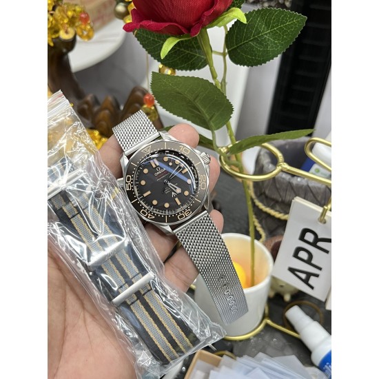 OMEGA 欧米茄 邦德007-无暇赴死,全新腕表底盖采用NAIAD LOCK锁扣设计,确保镌刻字样始终处于竖直位置。詹姆斯邦德《无暇赴死》(NoTimeToDie),将佩戴这款腕表在电影中闪耀登场。买它!就可于腕间感受邦德的迷人风范。 OMEGA 欧米茄 邦德007-无暇赴死,全新腕表底盖采用NAIAD LOCK锁扣设计,确保镌刻字样始终处于竖直位置。詹姆斯邦德《无暇赴死》(NoTimeToDie),将佩戴这款腕表在电影中闪耀登场。买它!就可于腕间感受邦德的迷人风范。