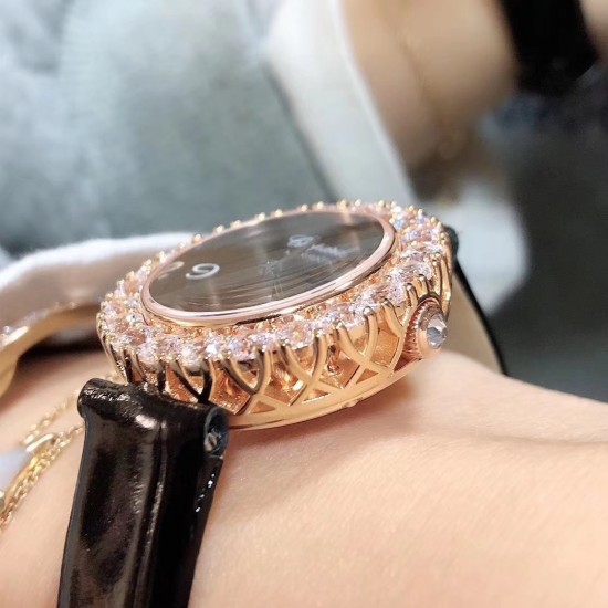 萧邦新款鸟巢, 最新贝母表盘LHEUR DU DIAMANT珠宝镶系列,全套精钢镂空打造,光滑精致无暇,采用最新手法三爪镶石工艺,与原装正品一致,尺寸及细节完美至无可挑剔,表扣呈现的弧度与镂空的鸟巢壳身完美绝配。 萧邦新款鸟巢, 最新贝母表盘LHEUR DU DIAMANT珠宝镶系列,全套精钢镂空打造,光滑精致无暇,采用最新手法三爪镶石工艺,与原装正品一致,尺寸及细节完美至无可挑剔,表扣呈现的弧度与镂空的鸟巢壳身完美绝配。