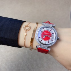 ★实拍 萧邦 CHOPARD IMPERIALE 系列腕表。独特风格带您走进一个新阶段并且成功塑造了崇尚自我表达和与众不同的生活化概念，316精钢材质，此表款全手工镶嵌施华洛世奇水晶钻，成为了美式奢侈生活风格的代表！进口石英机芯以及精细做工，佩戴贴手舒适，设计风格简约明朗。充满奢华璀璨的气息，光彩夺人、让你瞬间提升华丽的气质 ！