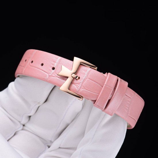 实拍 江诗丹顿-Vacheron Constantin 作为世界上历史悠久的钟表制造商从未停止生产,秉承悉力以赴,精益求精的品牌座右铭,其中有一款-Malte系列25530/000R-9742,经典酒桶型婉表,防磨水晶镜面,内部经反光处理,配置瑞士原装石英机芯,尺寸28.40*38.67毫米,厚度7.28毫米。表壳电镀18K白金/玫瑰金,表带有布绢带,牛皮带两种选择,针扣配带.市面最高版本,你值得拥有。 实拍 江诗丹顿-Vacheron Constantin 作为世界上历史悠久的钟表制造商从未停止生产,秉承悉力以赴,精益求精的品牌座右铭,其中有一款-Malte系列25530/000R-9742,经典酒桶型婉表,防磨水晶镜面,内部经反光处理,配置瑞士原装石英机芯,尺寸28.40*38.67毫米,厚度7.28毫米。表壳电镀18K白金/玫瑰金,表带有布绢带,牛皮带两种选择,针扣配带.市面最高版本,你值得拥有。