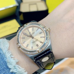 【间玫米】全新百年灵机械计时腕表-南海胶囊系列(chronometer Automatic 36)具有醒目的色彩和夜光.让人联想起夏日 海洋生物和葱郁草木所营造的令人陶醉的氛围。这款优雅的现代复古灵感腕表适合想在人群脱颖而出的女士。融合优异性能和造型美感，时尚而优雅，适合各种场合，多种金属表壳可供选择，镶嵌彩色宝石钻，从炫酷的精钢材质百搭双色间金乃至豪华红金，一应俱全，时标和多姿多彩表盘，搭载2824机械机芯，尺寸:36mm 是百年灵最新女士机械计时系列的灵动姐妹表款。
