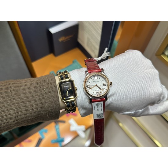 NR 实拍 最新配色 特别款 最强副本萧邦CHOPARD快乐钻系列(原版开模)「小号33mm 」历时一年多研发终于面世,在蓝气球已经是女士标配的时代 萧邦快乐钻系列女表脱颖而出,成为时尚界追捧的一股潮流!【 Factory HAPPY DIMION系列】此款不但能凸显出钻石的高贵而且更是「女神」最渴望拥有腕表之一 轻松出席各种场合不会出现「同款尴尬」【表带】标配美洲鳄鱼皮 【机芯】采用TOP级2892机芯,每颗机芯都经由制表师的精调细选,确保带来稳定可靠的精准走时。绝世精品!图为33尺寸 NR 实拍 最新配色 特别款 最强副本萧邦CHOPARD快乐钻系列(原版开模)「小号33mm 」历时一年多研发终于面世,在蓝气球已经是女士标配的时代 萧邦快乐钻系列女表脱颖而出,成为时尚界追捧的一股潮流!【 Factory HAPPY DIMION系列】此款不但能凸显出钻石的高贵而且更是「女神」最渴望拥有腕表之一 轻松出席各种场合不会出现「同款尴尬」【表带】标配美洲鳄鱼皮 【机芯】采用TOP级2892机芯,每颗机芯都经由制表师的精调细选,确保带来稳定可靠的精准走时。绝世精品!图为33尺寸