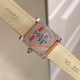 实拍卡地亚-CARTIER2020最新卡地亚法国坦克Cartier Tank Franaise系列,一款百搭性价比又高的手表 搭配全新专柜欧版风格定制的原厂表带,进口瑞士石英机芯。八角形表冠,镶嵌一颗凸圆形合成尖晶石,剑形蓝钢指针,蓝宝石水晶镜面,采用与原装一致的实心内罩,尺寸:25 x 20mm。佩戴舒适柔软服帖,上手显得高贵又典雅,很气质很女人独家货源。 实拍卡地亚-CARTIER2020最新卡地亚法国坦克Cartier Tank Franaise系列,一款百搭性价比又高的手表 搭配全新专柜欧版风格定制的原厂表带,进口瑞士石英机芯。八角形表冠,镶嵌一颗凸圆形合成尖晶石,剑形蓝钢指针,蓝宝石水晶镜面,采用与原装一致的实心内罩,尺寸:25 x 20mm。佩戴舒适柔软服帖,上手显得高贵又典雅,很气质很女人独家货源。