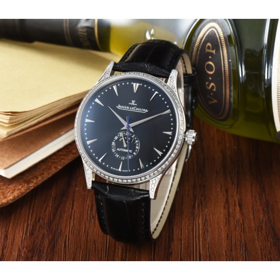 Jaeger-leCoultre Master Ultra Thin Moon积家超薄月相大师系列42mm腕表,简洁的线条设计,赏心悦目的表盘。 显示令表盘尽显活力,6位24小时指针宛如一幕和谐美妙的腕上芭蕾。透过玻璃底盖,机芯运行一目了然。这款厚度仅5.8毫米的超薄机芯向世人证实,超凡的技艺和极尽复杂的功能可以在狭小的空间内完美展现。顶级出品 精品不断 Jaeger-leCoultre Master Ultra Thin Moon积家超薄月相大师系列42mm腕表,简洁的线条设计,赏心悦目的表盘。 显示令表盘尽显活力,6位24小时指针宛如一幕和谐美妙的腕上芭蕾。透过玻璃底盖,机芯运行一目了然。这款厚度仅5.8毫米的超薄机芯向世人证实,超凡的技艺和极尽复杂的功能可以在狭小的空间内完美展现。顶级出品 精品不断