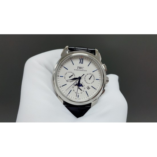 IWC万国最新力作最高版本万国波涛菲诺多功能高级自动腕表!9100多功能进口机械机芯!整表壳CNC精磨工艺,与原装工艺效果如出一辙,整体字面质感更佳!在订制机芯的加持下,尺寸41*10mm,优雅的贵族气息结合无与伦比的视觉享受,神秘雅致,精湛非凡,采用顶级意大利小皮材质表带,质地柔软细腻,手工缝制的丝线,纹路清晰,均匀规整,大方富有档次。⚠️请认准独家品质 IWC万国最新力作最高版本万国波涛菲诺多功能高级自动腕表!9100多功能进口机械机芯!整表壳CNC精磨工艺,与原装工艺效果如出一辙,整体字面质感更佳!在订制机芯的加持下,尺寸41*10mm,优雅的贵族气息结合无与伦比的视觉享受,神秘雅致,精湛非凡,采用顶级意大利小皮材质表带,质地柔软细腻,手工缝制的丝线,纹路清晰,均匀规整,大方富有档次。⚠️请认准独家品质