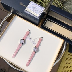 1993年面世的Happy Sport腕表，是Chopard萧邦首款结合钻石与精钢表壳的腕表。时至今日，它仍然是Chopard萧邦最具代表性、同时也是最受欢迎的款式之一。探索全系列奢华灵动钻石女士腕表‼️