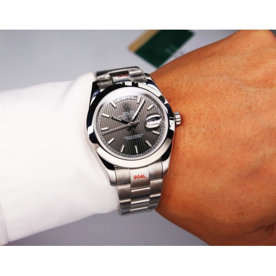 ROLEX 劳力士 蚝式恒动日志型41mm系列腕表,直径41mm,经典的蚝式表壳搭配三角坑纹外圈,把头采用旋入式设计,抗刮损蓝水晶玻璃,防反光凸透式放大(2.5倍)日历窗,隐蔽式摺叠皇冠带扣,矜持有度秀而不媚 恒久优雅! ROLEX 劳力士 蚝式恒动日志型41mm系列腕表,直径41mm,经典的蚝式表壳搭配三角坑纹外圈,把头采用旋入式设计,抗刮损蓝水晶玻璃,防反光凸透式放大(2.5倍)日历窗,隐蔽式摺叠皇冠带扣,矜持有度秀而不媚 恒久优雅!