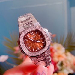 百达翡丽-鹦鹉螺系列✨7011玫瑰金针女表腕表，原装开模，原装Cal.E 23-250 S C石英机芯，电池寿命：3年，表径：32毫米表壳厚度：6.9毫米表盘材质：表圈经垂直磨砂处理；中央雕饰Nautilus水平横纹，覆荧光金质立体时标！