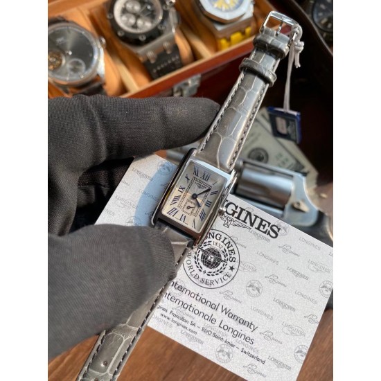 鳄鱼皮瑞士石英到货!浪琴表黛绰维纳20.80 X 32.00mm 石英女士腕表!瑞士石英,蓝宝石玻璃,鳄鱼皮表带,浪琴排名皇后级别的当属黛绰维纳系列女表 以意大利语中的Dolce Vita为名 寓意甜美生活 寓意意式生活邂逅现代浪漫 通过几何线条与柔美曲线塑造出现代优雅与妩媚姿态 银色表盘的雕花、以及蓝钢指针等精致细节都烘托出佩戴者纯正的优雅与贵气 ! 鳄鱼皮瑞士石英到货!浪琴表黛绰维纳20.80 X 32.00mm 石英女士腕表!瑞士石英,蓝宝石玻璃,鳄鱼皮表带,浪琴排名皇后级别的当属黛绰维纳系列女表 以意大利语中的Dolce Vita为名 寓意甜美生活 寓意意式生活邂逅现代浪漫 通过几何线条与柔美曲线塑造出现代优雅与妩媚姿态 银色表盘的雕花、以及蓝钢指针等精致细节都烘托出佩戴者纯正的优雅与贵气 !