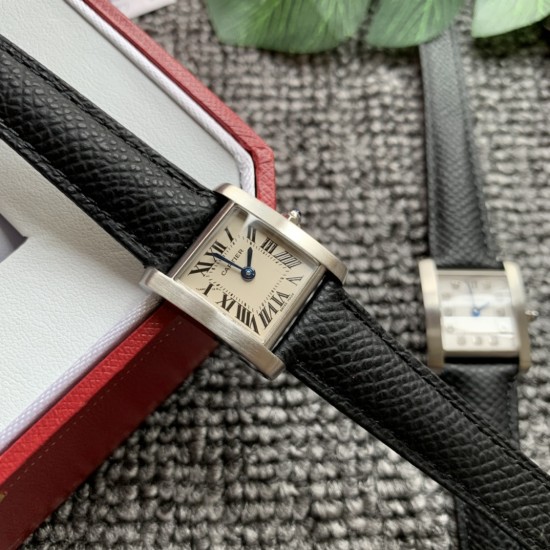 实拍 2020最新卡地亚法国坦克Cartier Tank Franaise系列,一款百搭 性价比又高的手表 搭配全新专柜欧版风格定制的原厂表带,进口瑞士石英机芯。八角形表冠,镶嵌一颗凸圆形合成尖晶石,剑形蓝钢指针,蓝宝石水晶镜面,采用与原装一致的实心内罩,尺寸:25 x 20mm。佩戴舒适柔软服帖,上手显得高贵又典雅,很气质很女人独家货源。 实拍 2020最新卡地亚法国坦克Cartier Tank Franaise系列,一款百搭 性价比又高的手表 搭配全新专柜欧版风格定制的原厂表带,进口瑞士石英机芯。八角形表冠,镶嵌一颗凸圆形合成尖晶石,剑形蓝钢指针,蓝宝石水晶镜面,采用与原装一致的实心内罩,尺寸:25 x 20mm。佩戴舒适柔软服帖,上手显得高贵又典雅,很气质很女人独家货源。