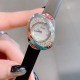 最新 PIAGET伯爵 Limelight非凡珍品腕表系列 花朵 闭合状态下尺寸33mm*22mm, 花朵盛开时直径为33mm。表壳才有18K白金电镀,进口石英机芯 。特点: 表壳由可顺时针旋转的三片花瓣造型组成一朵完美的三色艳丽花朵。第一层花瓣上镶嵌26颗白色钻石于表圈 ,第二层花瓣镶嵌26颗红色钻石彰显奢华,第三层花瓣镶嵌18颗幽邃蓝宝石彰显尊贵,蓝宝石水晶镜面 搭配绸缎丝绢皮/手工锻造丝网表带。这不仅是一款非凡的腕表,更堪称一件珠宝工艺杰作,完美结合创意,生动灵性,彰显着珠宝腕表的优雅魅力 最新 PIAGET伯爵 Limelight非凡珍品腕表系列 花朵 闭合状态下尺寸33mm*22mm, 花朵盛开时直径为33mm。表壳才有18K白金电镀,进口石英机芯 。特点: 表壳由可顺时针旋转的三片花瓣造型组成一朵完美的三色艳丽花朵。第一层花瓣上镶嵌26颗白色钻石于表圈 ,第二层花瓣镶嵌26颗红色钻石彰显奢华,第三层花瓣镶嵌18颗幽邃蓝宝石彰显尊贵,蓝宝石水晶镜面 搭配绸缎丝绢皮/手工锻造丝网表带。这不仅是一款非凡的腕表,更堪称一件珠宝工艺杰作,完美结合创意,生动灵性,彰显着珠宝腕表的优雅魅力