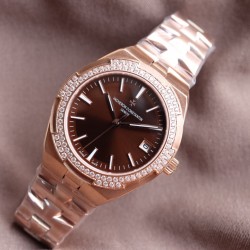 实拍【Vacheron Constantin江诗丹顿】纵横四海系列OVERSEAS女款小号型钢带款——一款极具魅力和旅行精神的女性腕表【表壳】直径36mm适合大部分女性佩戴，84颗圆形切割施华洛水更是钻璀璨夺目 【表盘】简约的大三针设计  旭日纹缎面拉丝的工艺处理 深邃优雅 时标均带白色夜光涂层 【机芯】CITIZEN8系列改Cal.5300机芯（机芯稳定零返修 ） 原装18k纳米镀金质摆陀