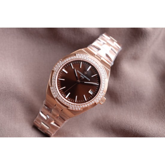 实拍【Vacheron Constantin江诗丹顿】纵横四海系列OVERSEAS女款小号型钢带款——一款极具魅力和旅行精神的女性腕表【表壳】直径36mm适合大部分女性佩戴,84颗圆形切割施华洛水更是钻璀璨夺目 【表盘】简约的大三针设计 旭日纹缎面拉丝的工艺处理 深邃优雅 时标均带白色夜光涂层 【机芯】CITIZEN8系列改Cal.5300机芯(机芯稳定零返修 ) 原装18k纳米镀金质摆陀 实拍【Vacheron Constantin江诗丹顿】纵横四海系列OVERSEAS女款小号型钢带款——一款极具魅力和旅行精神的女性腕表【表壳】直径36mm适合大部分女性佩戴,84颗圆形切割施华洛水更是钻璀璨夺目 【表盘】简约的大三针设计 旭日纹缎面拉丝的工艺处理 深邃优雅 时标均带白色夜光涂层 【机芯】CITIZEN8系列改Cal.5300机芯(机芯稳定零返修 ) 原装18k纳米镀金质摆陀