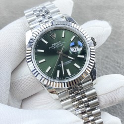 ROLEX 劳力士 蚝式恒动日志型41mm系列腕表，直径41mm，经典的蚝式表壳搭配三角坑纹外圈，把头采用旋入式设计，抗刮损蓝水晶玻璃，防反光凸透式放大（2.5倍）日历窗，隐蔽式摺叠皇冠带扣，矜持有度秀而不媚 恒久优雅！