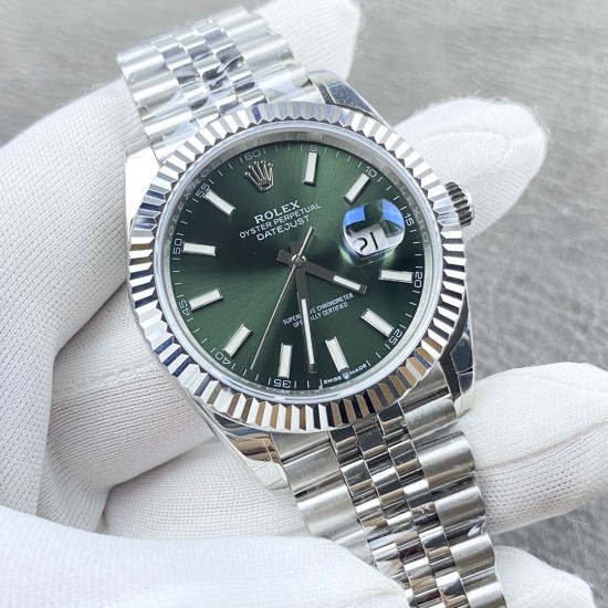 ROLEX 劳力士 蚝式恒动日志型41mm系列腕表,直径41mm,经典的蚝式表壳搭配三角坑纹外圈,把头采用旋入式设计,抗刮损蓝水晶玻璃,防反光凸透式放大(2.5倍)日历窗,隐蔽式摺叠皇冠带扣,矜持有度秀而不媚 恒久优雅! ROLEX 劳力士 蚝式恒动日志型41mm系列腕表,直径41mm,经典的蚝式表壳搭配三角坑纹外圈,把头采用旋入式设计,抗刮损蓝水晶玻璃,防反光凸透式放大(2.5倍)日历窗,隐蔽式摺叠皇冠带扣,矜持有度秀而不媚 恒久优雅!