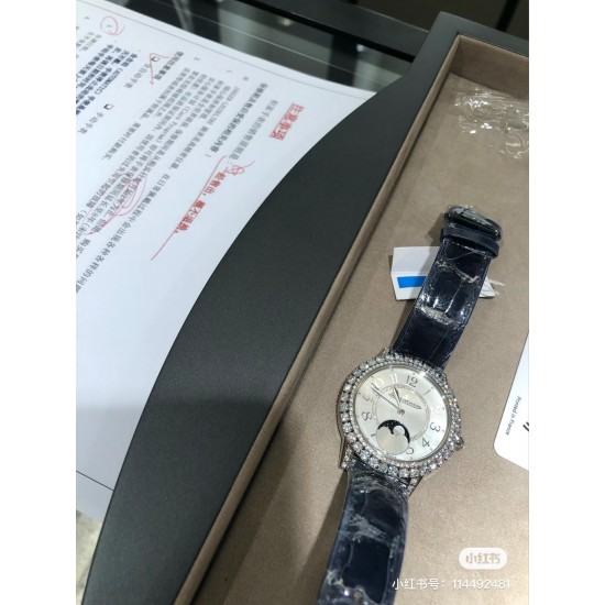 新春款,积家星空月相约会。积家月相约会系列型号:357843J 腕表浪漫登场,功能同步原装,与原装对版。 【机芯】采用优美达9015机芯改装925A/1,功能同步原装: 6点钟月相盘为一个月走一圈, 7点钟方向表壳按钮调节月相功能。【表壳】直径34mm,厚度8.8毫米。外观同原装精钢材质打造•表圈镶嵌了紧密排列的明亮式切割钻石。【表盘】扭索饰纹表盘,内表盘和谐对称的点缀了尺寸较小的美钻。【表镜】材质为蓝宝石水晶玻璃镜面高透清晰高透清晰。 【表带】意大利质感小牛皮。一切以实物说话 新春款,积家星空月相约会。积家月相约会系列型号:357843J 腕表浪漫登场,功能同步原装,与原装对版。 【机芯】采用优美达9015机芯改装925A/1,功能同步原装: 6点钟月相盘为一个月走一圈, 7点钟方向表壳按钮调节月相功能。【表壳】直径34mm,厚度8.8毫米。外观同原装精钢材质打造•表圈镶嵌了紧密排列的明亮式切割钻石。【表盘】扭索饰纹表盘,内表盘和谐对称的点缀了尺寸较小的美钻。【表镜】材质为蓝宝石水晶玻璃镜面高透清晰高透清晰。 【表带】意大利质感小牛皮。一切以实物说话
