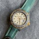 Diw新作勞力士超限量中东版 GMT-MASTER II Diw团队重新制作了碳纤维表壳,同时包含表圈、面盘等零件也全都是碳纤维材质,其中碳纤维表圈上数字刻度首次采用全新碳纤维植丁技术(非填油)塑造丰富视觉层次,质感细腻。透视底盖可清楚展示正反快速调日历的劳力士专属cal.3186机芯。搭配柔软魔术贴表带和一体碳纤维表扣。首批量产提供4种颜色表盘可选,5种不同颜色风格表带。 Diw新作勞力士超限量中东版 GMT-MASTER II Diw团队重新制作了碳纤维表壳,同时包含表圈、面盘等零件也全都是碳纤维材质,其中碳纤维表圈上数字刻度首次采用全新碳纤维植丁技术(非填油)塑造丰富视觉层次,质感细腻。透视底盖可清楚展示正反快速调日历的劳力士专属cal.3186机芯。搭配柔软魔术贴表带和一体碳纤维表扣。首批量产提供4种颜色表盘可选,5种不同颜色风格表带。