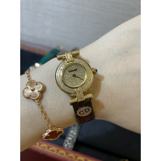 鳄鱼皮新品发布 奢华版满天星镶钻表盘卡地亚小旋风must de小金表vintage中古断货王，性价比高闭眼入。神仙颜值美绝trinity，小孩子才做选择，成年人都是all in![色]表径24mm，超薄厚度5.8mm，搭载瑞士石英机芯，罗马刻度奶油盘，简洁大两针，后镶天然美钻搭配鳄鱼皮表带更奢华超级闪。可仙可盐可甜，精致优雅上手绝美。时尚是一个经典的轮回～说不定今年的复古风，你就是走得最驾轻就熟的一个。推荐指数：⭐⭐⭐⭐⭐