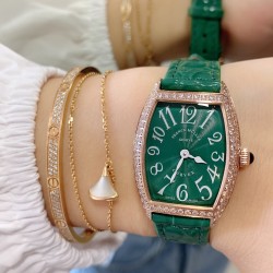 实拍 小红书强推 新色 FranckMuller 法兰克穆勒腕表是世界最知名的高级腕表品牌之一，也是无数男女明星的热捧之物。小酒桶型上手更潮，瑞士石英，表壳后盖桥形设计，贴手型 316上等精钢.尺寸26mm