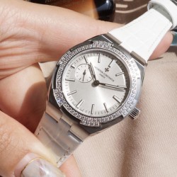 Vacheron Constantin江诗丹顿纵横四海系列OVERSEAS女款小号型2300v/2305v【表壳】表径3610.8mm 同步原装  质感细腻大方 蓝宝石镜面【字面】表盘经旭日纹缎面拉丝工艺处理 深邃优雅 18k金时标均带白色夜光涂层【机芯】CITIZEN8系列改Cal.5300机芯（机芯稳定零返修 ）后原装18k纳米镀金质摆陀【表带扣】半马其他十字三片折叠式表扣 进口牛皮表带越欣赏 越懂欣赏