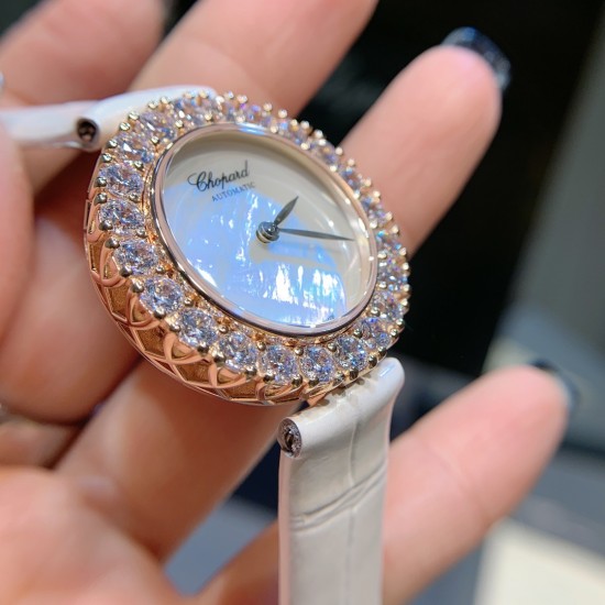 实拍 萧邦新款不断 重点推荐 重磅来袭 LHEUR DU DIAMANT珠宝镶系列，全套精钢镂空打造，光滑精致无暇，采用最新手法三爪镶石工艺，与原装正品一致，尺寸及细节完美至无可挑剔，整表美轮美奂由你任意搭配出行或各种宴会派对，该款专用进口石英机芯，走时稳定性众所周知！表扣饱满不显臃肿，蓝宝石水晶镜面，钻石及整个表扣呈现的弧度与镂空的鸟巢壳身完美绝配，搭配之对应效果令你无可挑剔，表带制作精良，狠下本钱采用进口高光牛皮 一点也不逊于市场的一般鳄鱼皮，尺寸：30mm厚10mm