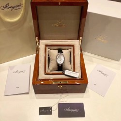 实拍 Breguet-宝玑那不勒斯皇后系列！      史上最强最美 超薄 最新升级版本 绝对值得拥有的一款 正品一致的拉丁料绢表带 蓝宝石拱桥弧形玻璃 表盘用天然白色珍珠母贝 阿拉伯数字时符 经典的蓝钢宝玑指针 6点位设有一颗水滴形钻石  机芯是586/1自动上链机  我们一直正品完美复刻 那不勒斯皇后款 绝对的女神气质名媛款 最重要的是百搭得来不失少女心 必入款❗带上一秒变女神，各种派对，晚会，聚会，约会，发布会，让你BlingBling。