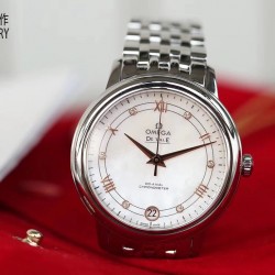 实拍 UVS正品开模！欧米茄碟飞系列424.10.33.20.55.002 装海欧2892机芯，与原装2500机芯是一致的，包括了把中位的高低，调历与跳历的方向，2500的调历是往下转动日历由右向左跳动的。表壳的4条修边线，需粗磨走cnc再细磨，不是老师傅是没法磨出如此线条，和镜面般的效果的。底盖的时间之神.克洛诺斯.浮雕，是最考功夫的，底盖经过11次改模，只为追求那一份完美，耗时13个月，终于做到了原版一致的图案，精致栩栩如生。尺寸32.7mm。