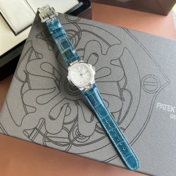 百达翡丽Nautilus 系列7010R最美鹦鹉螺。整个表盘、表壳以及标志性的“锚链式”表耳都采用全手工雪花密镶钻石，以优雅外观体现超卓工艺，美若冰晶，腕表中的“蓝血贵族”。采用32mm表径 上手贴合，进口石英机芯 走时精准，表壳采用不锈钢18k镀玫瑰金，表圈镶嵌46颗，搭配美洲鳄鱼皮表带。送礼自戴首选！