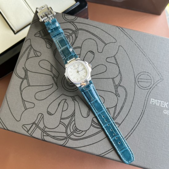 百达翡丽Nautilus 系列7010R最美鹦鹉螺。整个表盘、表壳以及标志性的“锚链式”表耳都采用全手工雪花密镶钻石,以优雅外观体现超卓工艺,美若冰晶,腕表中的“蓝血贵族”。采用32mm表径 上手贴合,进口石英机芯 走时精准,表壳采用不锈钢18k镀玫瑰金,表圈镶嵌46颗,搭配美洲鳄鱼皮表带。送礼自戴首选! 百达翡丽Nautilus 系列7010R最美鹦鹉螺。整个表盘、表壳以及标志性的“锚链式”表耳都采用全手工雪花密镶钻石,以优雅外观体现超卓工艺,美若冰晶,腕表中的“蓝血贵族”。采用32mm表径 上手贴合,进口石英机芯 走时精准,表壳采用不锈钢18k镀玫瑰金,表圈镶嵌46颗,搭配美洲鳄鱼皮表带。送礼自戴首选!