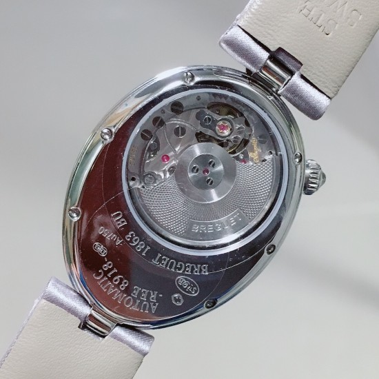 ⚠️到货啦 新版宝玑 实拍 Breguet-宝玑那不勒斯皇后系列! 史上最强最美 超薄 最新升级版本 绝对值得拥有的一款 正品一致的拉丁料绢表带 蓝宝石拱桥弧形玻璃 表盘用天然白色珍珠母贝 阿拉伯数字时符 经典的蓝钢宝玑指针 6点位设有一颗水滴形钻石 机芯是586/1自动上链机 我们一直正品完美复刻 那不勒斯皇后款 绝对的女神气质名媛款 最重要的是百搭得来不失少女心 必入款❗带上一秒变女神,各种派对,晚会,聚会,约会,发布会,让你BlingBling。 ⚠️到货啦 新版宝玑 实拍 Breguet-宝玑那不勒斯皇后系列! 史上最强最美 超薄 最新升级版本 绝对值得拥有的一款 正品一致的拉丁料绢表带 蓝宝石拱桥弧形玻璃 表盘用天然白色珍珠母贝 阿拉伯数字时符 经典的蓝钢宝玑指针 6点位设有一颗水滴形钻石 机芯是586/1自动上链机 我们一直正品完美复刻 那不勒斯皇后款 绝对的女神气质名媛款 最重要的是百搭得来不失少女心 必入款❗带上一秒变女神,各种派对,晚会,聚会,约会,发布会,让你BlingBling。