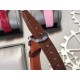 实拍【IWC 2019推出女士全新 Portofino波涛菲诺系列】1⃣️:壳套尺寸34mm/8.8mm采用316精钢材质打磨,每个壳套全程CNC处理所有细节达到完美2⃣️:采用进口日本9015天文台级别经过本厂严格把控 调试 达到零返修稳定性3⃣️:采用瑞士蓝宝石镜面 通透明亮4⃣️字面采用简洁的条丁罗马和表盘十二颗 设计呈现出精致典雅之感5⃣️:表带采用原装快速更换系统 搭配意大利小牛皮皮质柔软细腻:有六种颜色可选(绿色,兰色,黑色,深棕,酒红,粉色)6⃣️:原装表扣采用316精钢材质打磨 实拍【IWC 2019推出女士全新 Portofino波涛菲诺系列】1⃣️:壳套尺寸34mm/8.8mm采用316精钢材质打磨,每个壳套全程CNC处理所有细节达到完美2⃣️:采用进口日本9015天文台级别经过本厂严格把控 调试 达到零返修稳定性3⃣️:采用瑞士蓝宝石镜面 通透明亮4⃣️字面采用简洁的条丁罗马和表盘十二颗 设计呈现出精致典雅之感5⃣️:表带采用原装快速更换系统 搭配意大利小牛皮皮质柔软细腻:有六种颜色可选(绿色,兰色,黑色,深棕,酒红,粉色)6⃣️:原装表扣采用316精钢材质打磨