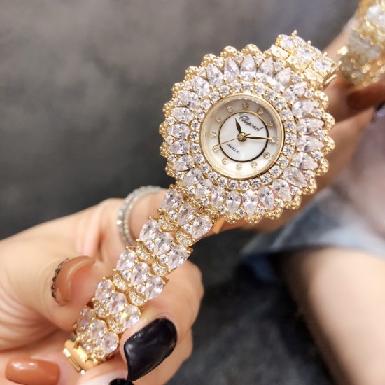 时装奢华版 肖邦-Chopard珠宝腕表:精致奢华;整表采用镶嵌技术;珍珠母贝;包镶流动水滴形透明锆钻,壳直径34mm 实拍 以创造艺术品的方式专注每一只腕表 时装奢华版 肖邦-Chopard珠宝腕表:精致奢华;整表采用镶嵌技术;珍珠母贝;包镶流动水滴形透明锆钻,壳直径34mm 实拍 以创造艺术品的方式专注每一只腕表