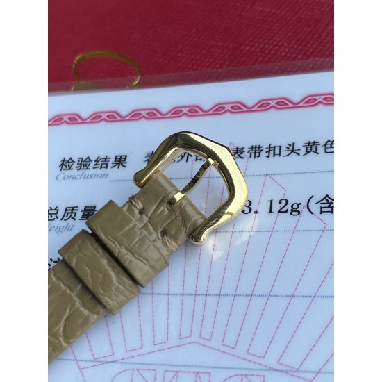卡地亚浴缸系列卡家又一经典之作浴缸系列。实物拿到手的时候大吃一惊,颜值高 !椭圆外型的感觉正是典雅欧风浴缸形状,这也太好看了吧!相比蓝气球段位要高出不少一会儿观摩下公价便知主要是因为通体包真金……Baignoire浴缸系列腕表,小号表款,石英机芯。精钢包18K黄金表壳。包18K黄金圆珠形表冠,镶嵌一颗凸圆形蓝宝石。镀银表盘,剑形蓝钢指针,蓝宝石水晶镜面。灰褐色鳄鱼皮表带,包18K黄金针扣式表扣。表壳尺寸:32x26毫米厚度:8毫米防水深度3巴(约30米)生活防水 卡地亚浴缸系列卡家又一经典之作浴缸系列。实物拿到手的时候大吃一惊,颜值高 !椭圆外型的感觉正是典雅欧风浴缸形状,这也太好看了吧!相比蓝气球段位要高出不少一会儿观摩下公价便知主要是因为通体包真金……Baignoire浴缸系列腕表,小号表款,石英机芯。精钢包18K黄金表壳。包18K黄金圆珠形表冠,镶嵌一颗凸圆形蓝宝石。镀银表盘,剑形蓝钢指针,蓝宝石水晶镜面。灰褐色鳄鱼皮表带,包18K黄金针扣式表扣。表壳尺寸:32x26毫米厚度:8毫米防水深度3巴(约30米)生活防水