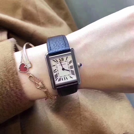 Cartier 卡地亚 坦克系列方型石英女表手表,F-16 18年最新力作!小方卡表壳采用上下横度手工打磨,左右立体感似平似圆。均予2017年新版卡地亚坦克系列保持一致。包括水波纹皮带纹路与弧度设计体现超强做工,底皮真正意大利牛皮颜色对版 ,底盖均衡密度拉丝 。1字弧度高吻合螺丝完美结合。表扣采用拉砂刻体,小号尺寸:31mmx 24.5mm,厚6mm Cartier 卡地亚 坦克系列方型石英女表手表,F-16 18年最新力作!小方卡表壳采用上下横度手工打磨,左右立体感似平似圆。均予2017年新版卡地亚坦克系列保持一致。包括水波纹皮带纹路与弧度设计体现超强做工,底皮真正意大利牛皮颜色对版 ,底盖均衡密度拉丝 。1字弧度高吻合螺丝完美结合。表扣采用拉砂刻体,小号尺寸:31mmx 24.5mm,厚6mm