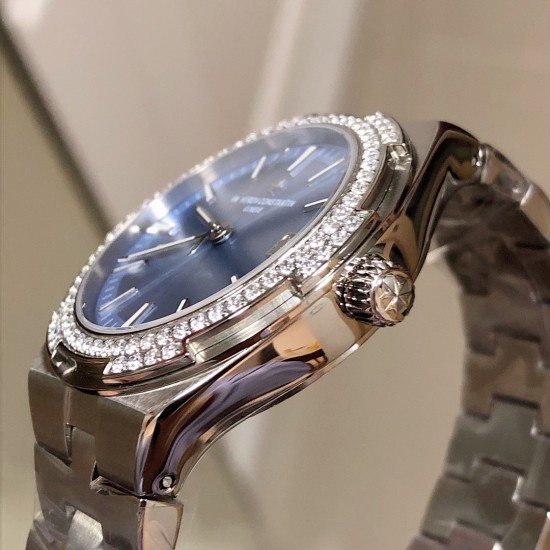 实拍【Vacheron Constantin江诗丹顿】纵横四海系列OVERSEAS女款小号型钢带款——一款极具魅力和旅行精神的女性腕表【表壳】直径36mm适合大部分女性佩戴,84颗圆形切割施华洛水更是钻璀璨夺目 【表盘】简约的大三针设计 旭日纹缎面拉丝的工艺处理 深邃优雅 时标均带白色夜光涂层 【机芯】CITIZEN8系列改Cal.5300机芯(机芯稳定零返修 ) 原装18k纳米镀金质摆陀! 实拍【Vacheron Constantin江诗丹顿】纵横四海系列OVERSEAS女款小号型钢带款——一款极具魅力和旅行精神的女性腕表【表壳】直径36mm适合大部分女性佩戴,84颗圆形切割施华洛水更是钻璀璨夺目 【表盘】简约的大三针设计 旭日纹缎面拉丝的工艺处理 深邃优雅 时标均带白色夜光涂层 【机芯】CITIZEN8系列改Cal.5300机芯(机芯稳定零返修 ) 原装18k纳米镀金质摆陀!