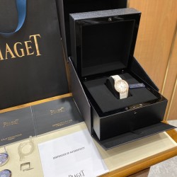 伯爵69Limelight Gala腕表超级版，原装开模，修正现市面任何版本的不足！皮带可配原装【精彩细节】腕表尺寸32mm运用一流的壳套打磨工艺，诠释伯爵优雅气质。.采用定制版瑞士石英机芯，续航给力，走时稳健，零返修。镶饰60颗明亮式切割钻（约0.92克拉）。表扣镶饰单颗明亮式切割施华洛世奇美钻（约0.01克拉）动人线条衬托优雅气质，吊牌有芯片感应。