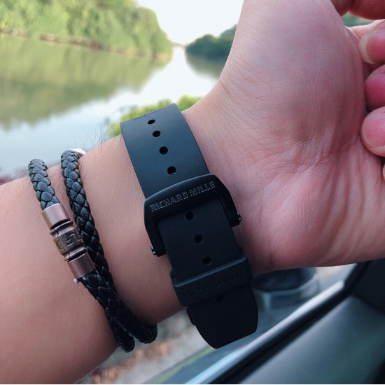 RichardMille 理查德•米勒 J11 (腕表型号:RM11-03)艺术提升了全新层次 顶级碳纤维壳套 搭载大日历 计时 飞返/逆跳多功能全自动机械机芯 进口橡胶表带 原装折叠扣 尺寸50X40mm展现着理查品牌的高端与经典!三杰精致推荐男士机械腕表 SJ为你精心打造超真实实物图拍摄 RichardMille 理查德•米勒 J11 (腕表型号:RM11-03)艺术提升了全新层次 顶级碳纤维壳套 搭载大日历 计时 飞返/逆跳多功能全自动机械机芯 进口橡胶表带 原装折叠扣 尺寸50X40mm展现着理查品牌的高端与经典!三杰精致推荐男士机械腕表 SJ为你精心打造超真实实物图拍摄