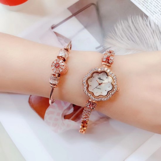 肖帮 手链系列✨高端大气✨全新上市品牌：肖邦- Chopard 款式：女士腕表（高端大气）机芯：进口石英机芯材料：镀膜高密度镜面，铜壳，钢扣底盖：密底表带：斯华诺世奇水晶钻表带表扣：原装折叠扣尺寸：直径26mm  厚度7.5mm
