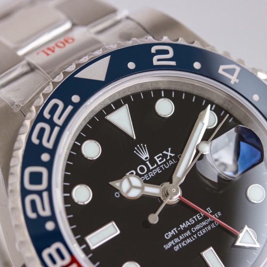 ROLEX 劳力士 GMT格林尼治 采用专柜机芯3285一体机芯蓝游丝和原版同样通过调试时针快跳调整日历的功能瞬跳，和原版一样的GMT双时区表针在底部时针上面的第二层，由下到上的顺序为：时针-双时区针-分钟-秒钟。[666][666]本次可乐/国米圈可以说是95%以上的相似度/在各个角度均有这个95%水准。后续有详细颜色对比。本次圈口为独立开发，区别于市面上的任何版本。[强]表盘/指针/玻璃/表壳就不再一一赘述，原装一比一开模制作，保持大厂工艺水准。