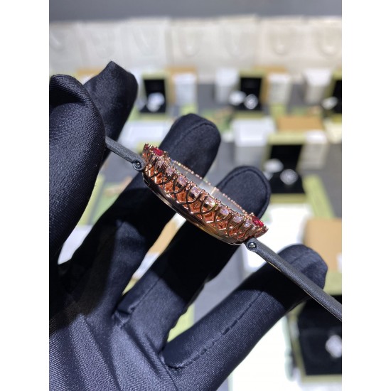 实拍 萧邦-Chopard,女士腕表 当华美珠宝邂逅钟表技艺,Chopard萧邦通过极致工艺将两者合一,奉献出绝世佳作 这件珠宝腕表作品凝聚了来自于Chopard萧邦珠宝工坊的工艺精华,将珠宝化身为腕表,绽放出无与伦比的璀璨光华 搭配进口石英 36mm 娟丝表带 实拍 萧邦-Chopard,女士腕表 当华美珠宝邂逅钟表技艺,Chopard萧邦通过极致工艺将两者合一,奉献出绝世佳作 这件珠宝腕表作品凝聚了来自于Chopard萧邦珠宝工坊的工艺精华,将珠宝化身为腕表,绽放出无与伦比的璀璨光华 搭配进口石英 36mm 娟丝表带
