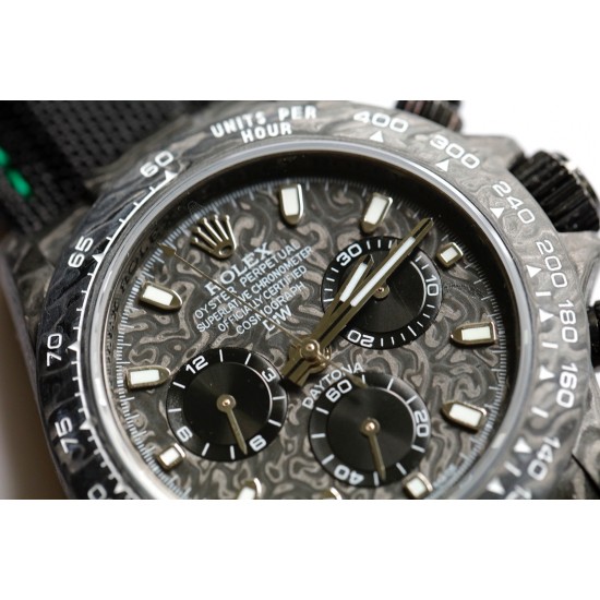 劳力士Rolex Daytona全碳纤维宇宙计时迪通拿横空出世 这款获得瑞士天文台认证的首款全碳纤迪通拿搭载全自动计时7750机械机芯 均调校测试 表盘配蜗形小秒针盘 蓝宝石抗刮损水晶镜面 碳纤维字面 完美复刻 原装同步魔术贴帆布带/橡树胶带 原装扣 更加柔软舒适 方便佩戴 爱不释手的劳力士迪通拿 品不完的一劳永逸!!! 劳力士Rolex Daytona全碳纤维宇宙计时迪通拿横空出世 这款获得瑞士天文台认证的首款全碳纤迪通拿搭载全自动计时7750机械机芯 均调校测试 表盘配蜗形小秒针盘 蓝宝石抗刮损水晶镜面 碳纤维字面 完美复刻 原装同步魔术贴帆布带/橡树胶带 原装扣 更加柔软舒适 方便佩戴 爱不释手的劳力士迪通拿 品不完的一劳永逸!!!