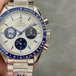 OMEGA 欧米茄 超霸系列！310.32.42.50.02.001“满配版”史努比50周年纪念腕表本次V4版本具体升级如下：1：表壳两侧的倒角以及拉丝打磨均做到和原版一致。2：圈口的陶瓷圈做工颜色均跟原版一致。3：机芯采用3861手动上链跟原版一致，机芯经过多方面升级改良比之前更加稳定。4：此次钢带款是按照国外官网原版开模打造，真正做到1比1对版。5：附带至臻天文台认证卡，同步感应直达官网对应表款！N1出品、带你进入最完美史努比太空遨游！