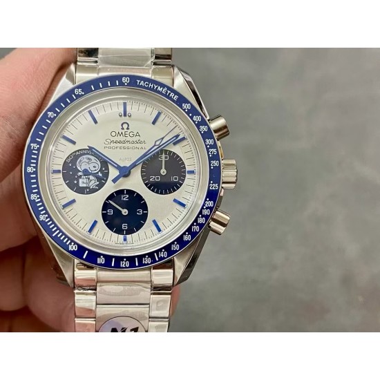 OMEGA 欧米茄 超霸系列!310.32.42.50.02.001“满配版”史努比50周年纪念腕表本次V4版本具体升级如下:1:表壳两侧的倒角以及拉丝打磨均做到和原版一致。2:圈口的陶瓷圈做工颜色均跟原版一致。3:机芯采用3861手动上链跟原版一致,机芯经过多方面升级改良比之前更加稳定。4:此次钢带款是按照国外官网原版开模打造,真正做到1比1对版。5:附带至臻天文台认证卡,同步感应直达官网对应表款!N1出品、带你进入最完美史努比太空遨游! OMEGA 欧米茄 超霸系列!310.32.42.50.02.001“满配版”史努比50周年纪念腕表本次V4版本具体升级如下:1:表壳两侧的倒角以及拉丝打磨均做到和原版一致。2:圈口的陶瓷圈做工颜色均跟原版一致。3:机芯采用3861手动上链跟原版一致,机芯经过多方面升级改良比之前更加稳定。4:此次钢带款是按照国外官网原版开模打造,真正做到1比1对版。5:附带至臻天文台认证卡,同步感应直达官网对应表款!N1出品、带你进入最完美史努比太空遨游!